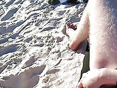 Uma MILF naturista recebe um pau grande e uma gozada cremosa em um penhasco à beira-mar com vista para a Bahia.