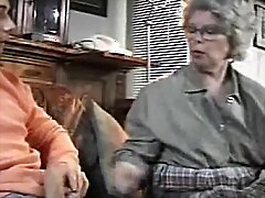 Бабушка-немка сжимает горстку внука БиДжи, несправедливо дрочащего в другом месте